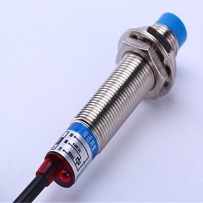 Sensores de proximidad inductivos OMS E2B-S08KN02-MC-B1 versátiles para diversas aplicaciones